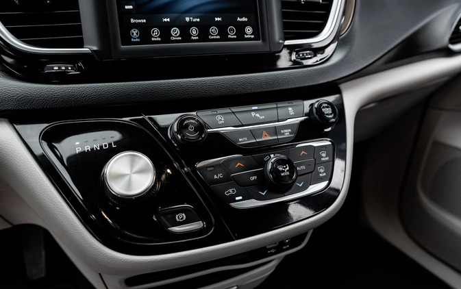 Chrysler Pacifica cena 138900 przebieg: 88000, rok produkcji 2020 z Szczecin małe 781